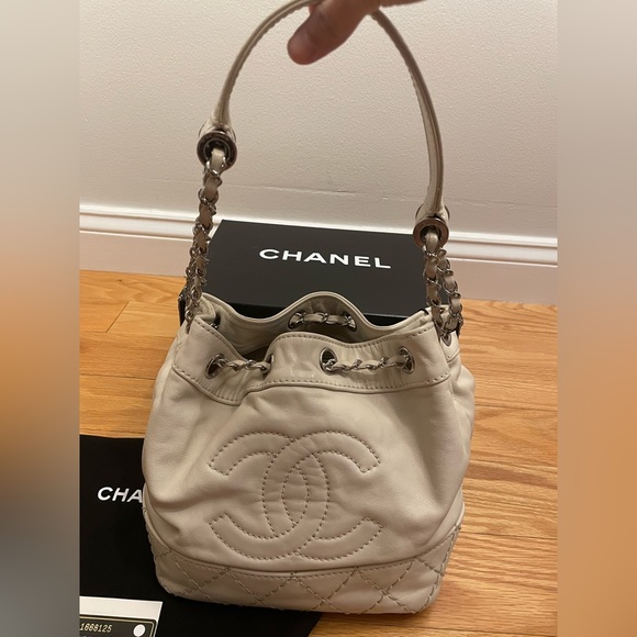 Preloved Chanel bucket chain bag-full set - Picture 2 of 13